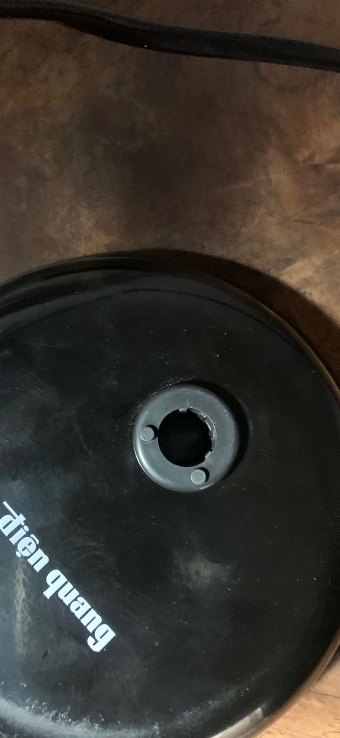 Thấy mọi người nói sản phẩm ko được tốt nhưng do tin tưởng tiki đặt thử coi lỡ mình hên. Ai ngờ đâu bị tình trạng y mọi người . Đế đèn trầy thấy quá trời, như hàng cũ tồn kho vậy. Còn thân đèn với đế rời nhau ko có gì để cố định. Gắn thân vô đế mà nhắc đèn lên là thân đi đường thân, đế đi đường đế. Riếc rồi tiki làm ăn chán quá . Cực kỳ thất vọng