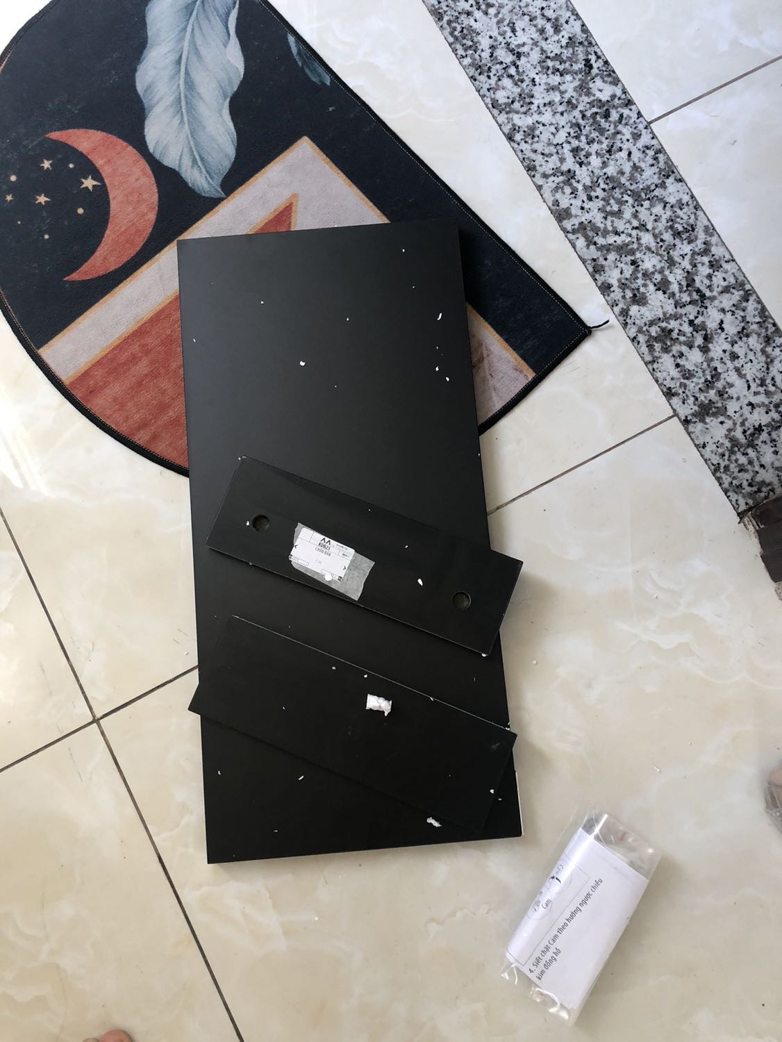 giao nhanh, đóng gói tốt, nhân viên giao lịch sự, nhân viên tư vấn của shop cũng rất chu đáo, có xin thêm vài cái đinh và có cho tui vài cái thiệt 👍. chất lượng tốt không bị xứt mẻ gì cả, màu đen đẹp, nói chung hài lòng, mà phải chi đinh bán lẻ trên app lun thì tốt, mua lẻ vài cái hơi bất tiện cho người đặt ở xa