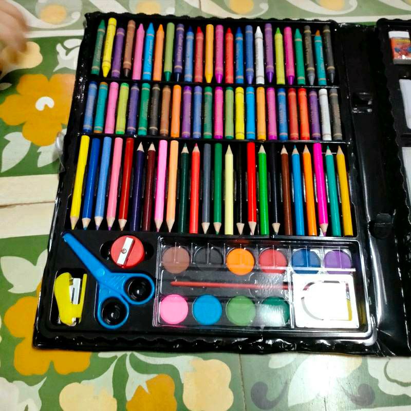 quá trời màu luôn. đủ loại, giá lại hợp lý. hàng đẹp nên mua cho con các mẹ ạ. chứ màu ngoài quá vs hiệu sách cũng chả đc như này quá trời màu luôn. đủ loại, giá lại hợp lý. hàng đẹp nên mua cho con các mẹ ạ. chứ màu ngoài quá vs hiệu sách cũng chả đc như này