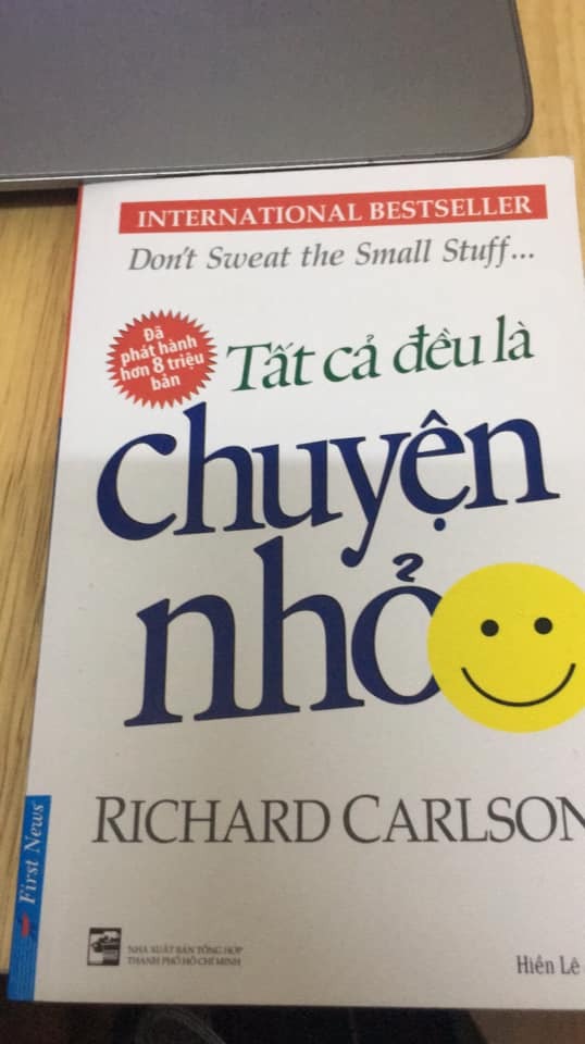 Sách khổ nhỏ cầm vừa trong lòng bàn tay. Giấy vàng, xốp, nhẹ. Tiki gói hàng cần thận và giao nhanh