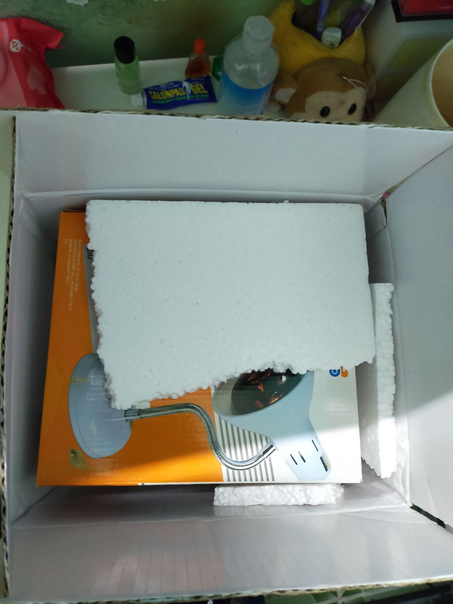 Lúc đầu coi đánh giá hơi quan ngại nhưng nhận rồi không hiểu mấy bạn đó đánh giá kiểu gì, Shop đóng gói khá tốt, thùng bên ngoài, lót mót 4 vách bên trong, giữa là hộp sản phẩm, trong hộp thì có lót mót ở phần bóng đèn, bọc chống sốc nilong tổ ong nữa.
Đèn chính hãng, có hộp, giấy bảo hành, tem chống hàng giả luôn. Xài rất tốt, điều chỉnh được các mức độ. Với mức giá quá tốt như vậy là quá hài lòng.