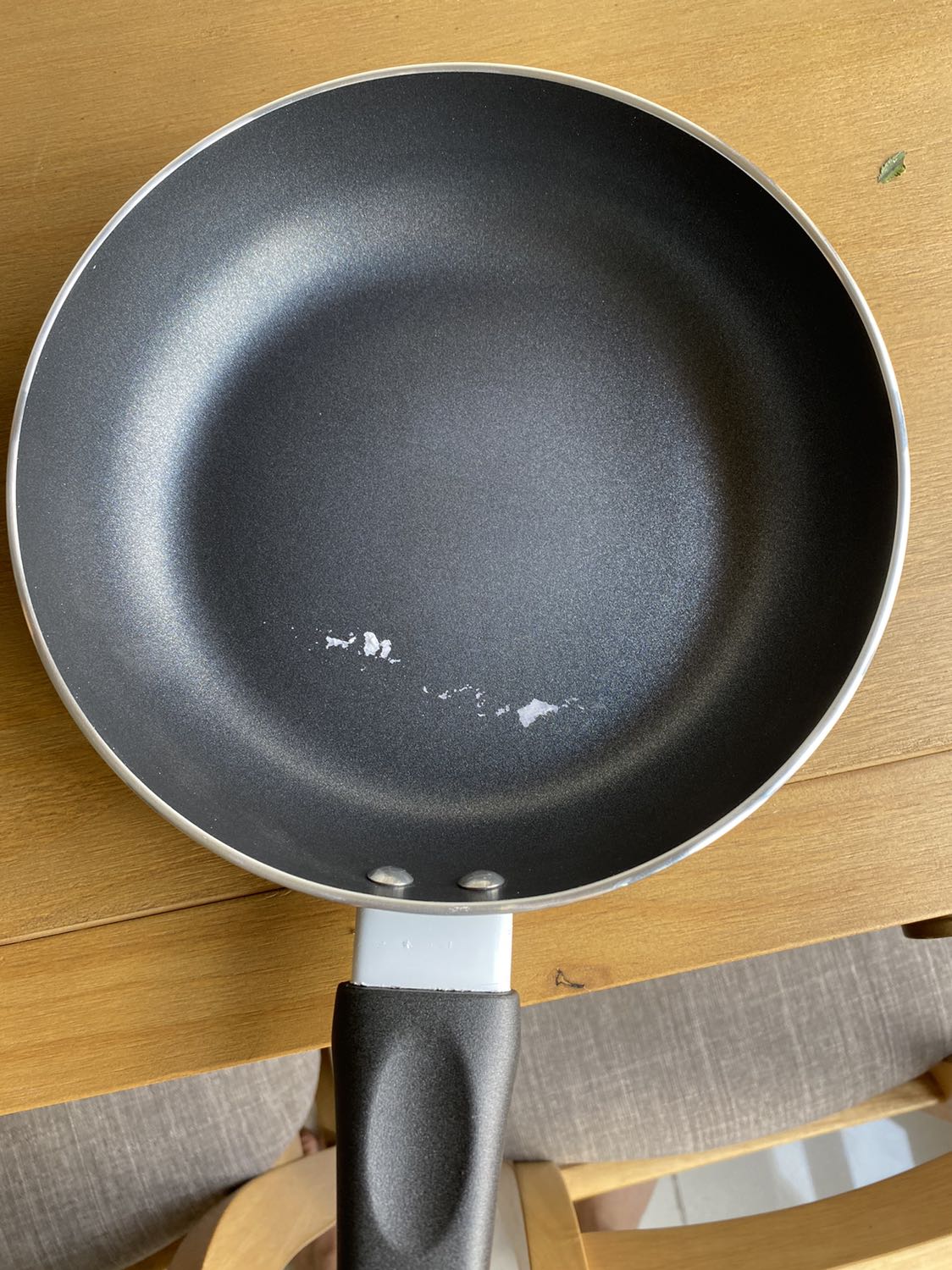 Chảo giao nhanh như hình tuy nhiên không hiểu brand và tiki nghĩ gì mà dán mác và tem giá trên lòng chảo và dưới đáy chảo. Dùng máy sấy gỡ đi rồi vẫn bị dính lớp keo và giấy như hình vừa dơ bếp vừa ngại nấu ăn keo với giấy trong lòng chảo nó ra đồ ăn.