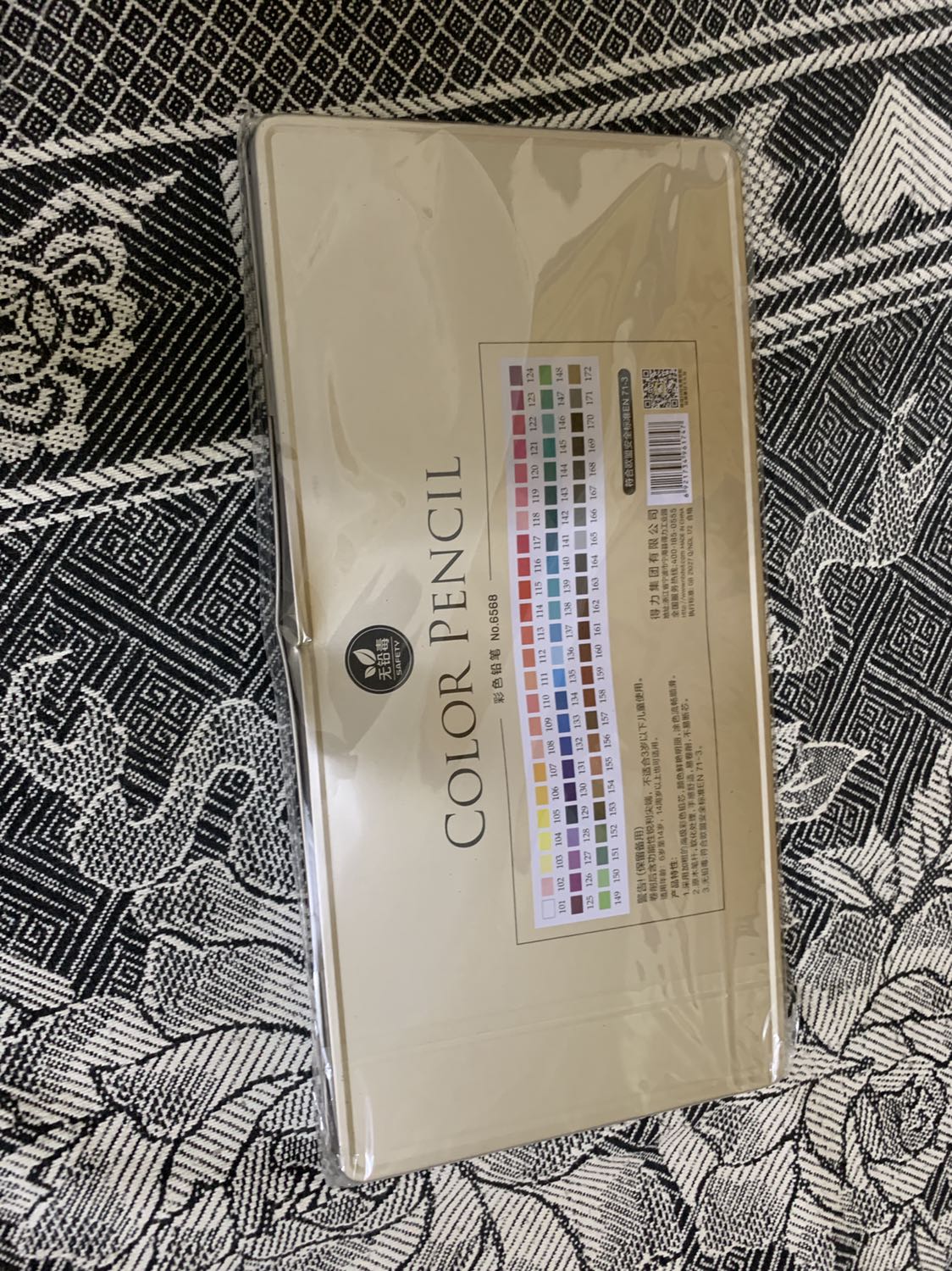 Mấy hôm trc mình cũng mua một hộp 32 màu của shop ko có vấn đề gì. Nhưng hộp 72 màu mình mua thêm vừa nhận hàng hôm nay bị méo gập ở giữa, rất xấu làm cho hộp bút ko thể đóng lại, bút màu cứ rơi ra ngoài. Shop vui lòng đổi lại cho mình dc ko?