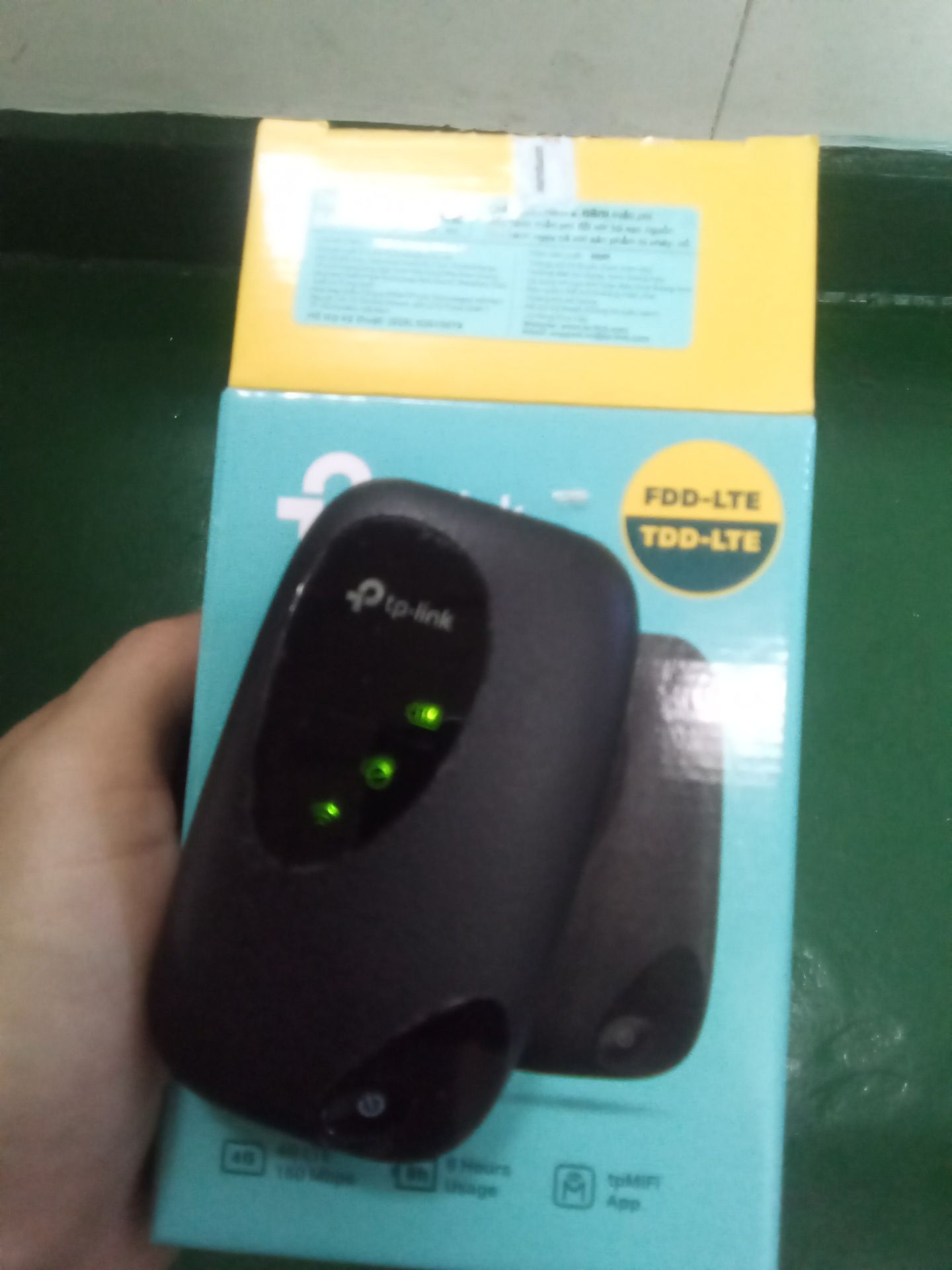 rất rất bực mình về sản phẩm này của shop, tôi mới dùng được 4 ngày đầu wifi phát sóng rất ổn. thế mà sang ngày thứ 5 khi bật bộ phát lên không thể phát sóng được, và ba bóng đèn luôn sáng thậm chí còn không thể tắt nguồn được nữa. 
nói tóm lại là không dùng được. phải đổi trả lại ngay. mong tiki giải quyết nhanh trường hợp này