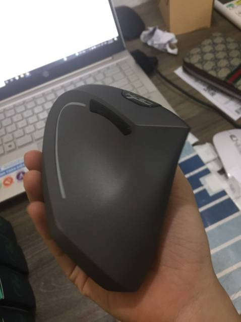 chuột cầm chắc chắn lắm nha, thấy con chuột lạ lạ mua thử dùng, mới đầu cũng ch ưa quen kiểu đứng này lắm, nhưng dùng mấy hôm nay thấy cũng quen quen tay lại thấy thích, cũng đỡ mỏi tay phết đấy, vỏ chuột sờ rất mịn, mọi người chú ý cần dùng 2 con pin điều khiển loại pin AAA để sài chuột nha