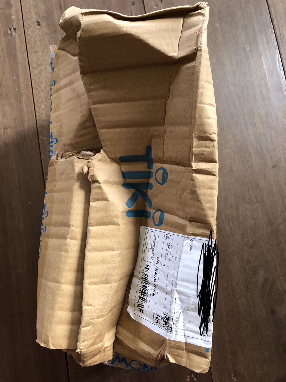 Đánh giá 1* cho vận chuyển mặc dù giao hàng đúng ngày nhưng gói hàng của mình móp méo thấy thương. Đơn hàng JNT giao báo lỗi 2 lần và là kiện hàng khó giao với lý do tiền thu hộ không đúng, *** nhân viên giao hàng liên lạc không được. Và chỉ đến khi mình liên hệ Tiki thì đơn hàng mình mới được giao, nhân viên giao hàng còn ko kịp để mình hỏi cái gói hàng móp méo của mình. 
Và may mắn là cái máy vẫn sử dụng được, Tiki bao gói khá kĩ nên chỉ có thùng hộp móp méo. 
Đánh giá 5* cho đóng gói và cho sản phẩm.
Sản phẩm mua lần 2, sử dụng được trong 1 tuần, sau đó là hoàn toàn ko hoạt động được. Liên hệ để bảo hành thì thời gian chờ là 1 tháng với điều kiện là bên bán xác nhận lỗi do nhà cung cấp. Trong trường hợp này thì mua một cái máy khác có vẻ hợp lí hơn. Đánh giá 1* cho sản phẩm, 1* cho dịch vụ bảo hành và 5* cho giao nhận.