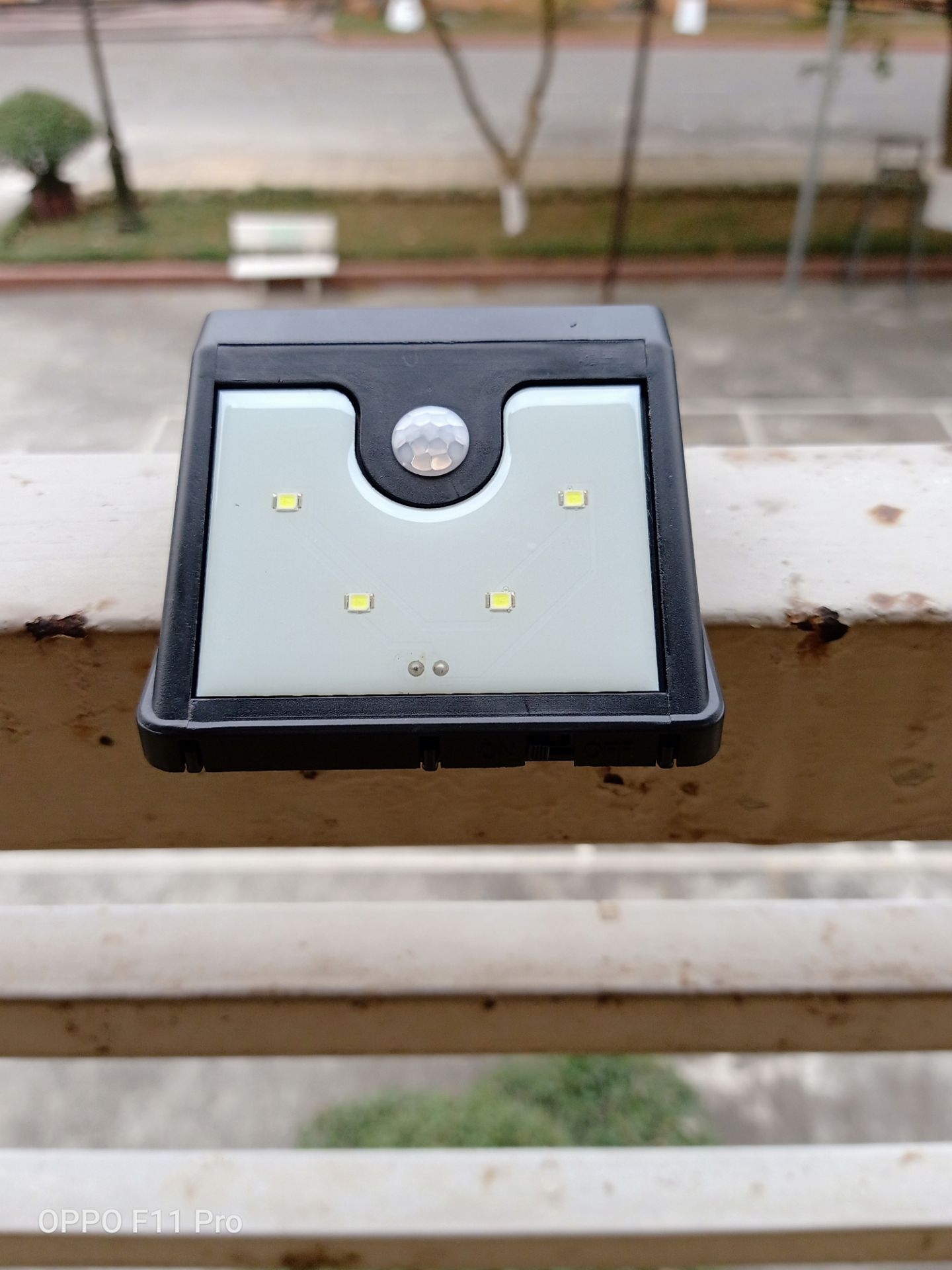 Đèn không thể sáng được, dù giá trị không lớn nhưng chẳng khác nào bỏ tiền mua phế liệu, mẫu mã không giống hình đăng về số lượng bóng và hãng