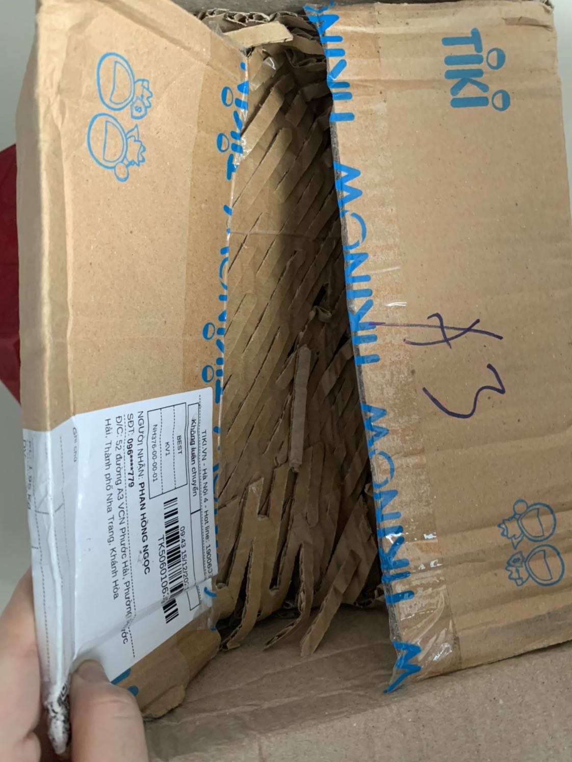 lúc mình mở ra thì khá là vui sau khi chụp những bức ảnh hộp ngoài thì ở trong tiki có bọc nha mng, có bọc là tiến bộ r nè, các cuốn sale 50% như 2 cuốn anna kia của mình đc bọc cả seal trắng, siêu diu nhma 2 cuốn kia k bọc nên bị bẩn hết phần sau nhem nhuốc rất ghê luôn, mình quay vid nhưng lại k đăng lên đc