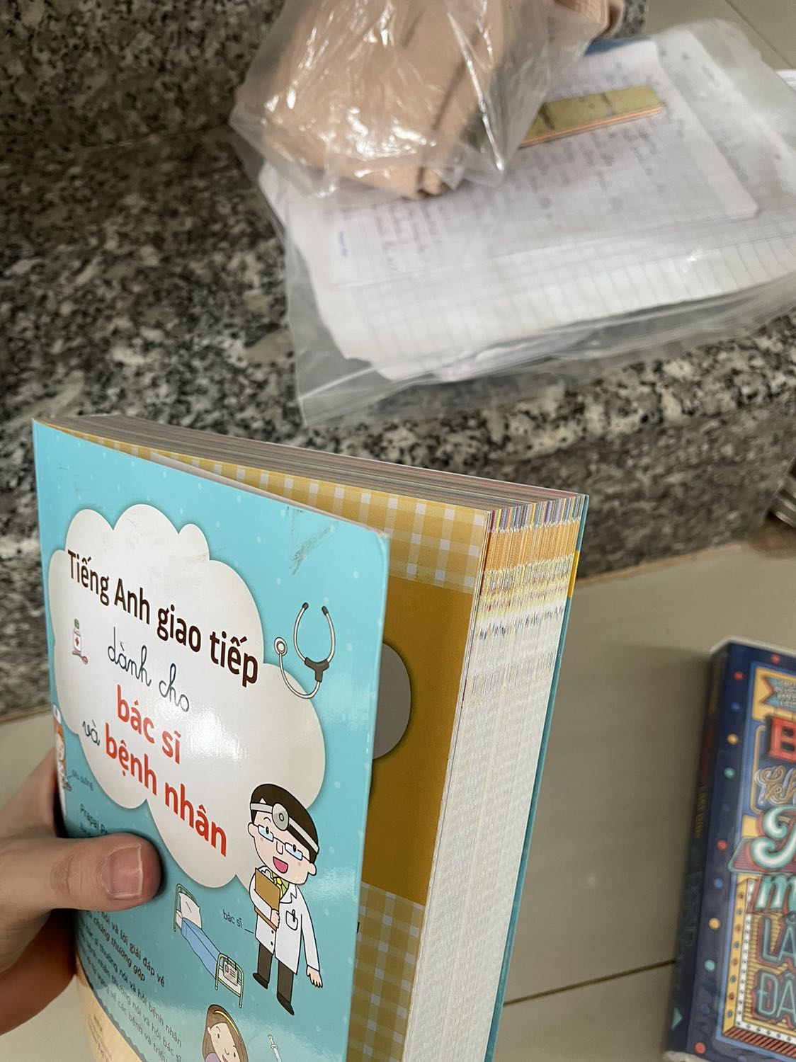 Sách dơ quá đi, dính lem nhem gì fai chùi mãi. Góc sách còn bị tróc lên, mua sách nâng niu lắm mà lúc giao hơi thất vọng.