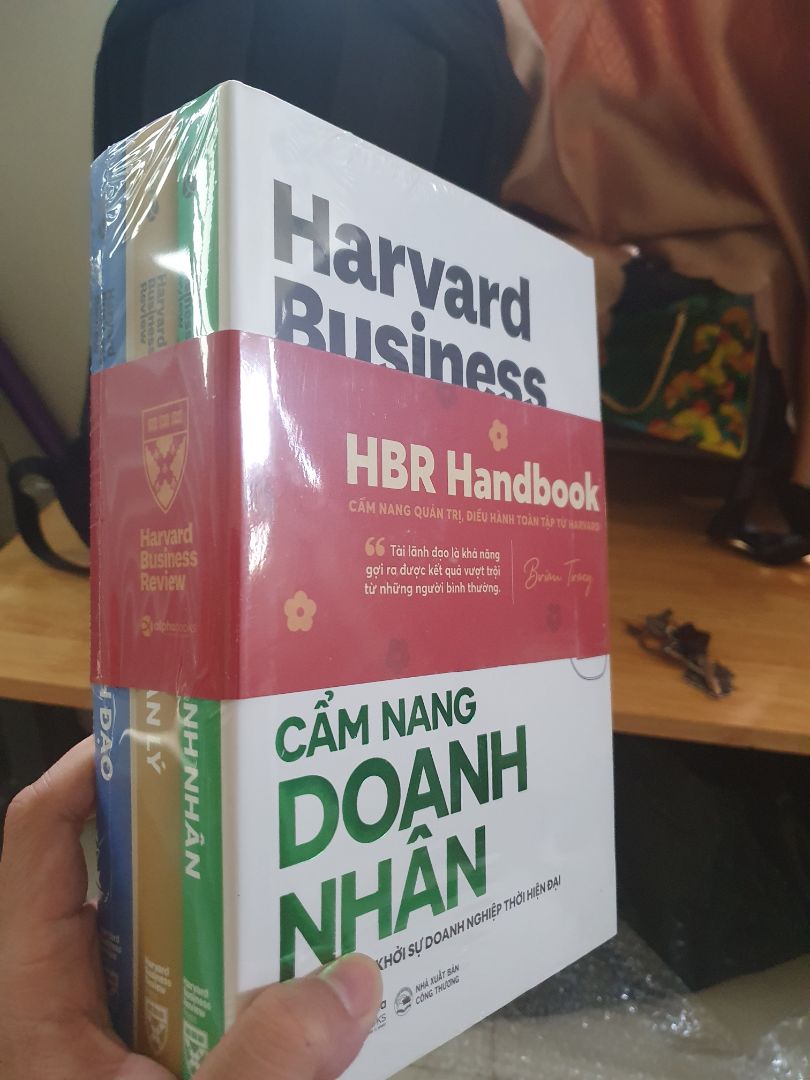 Nội dung sách hay và thích hợp thì ko cần bàn ở đây rồi, nhưng sách đẹp và cách đóng gói làm ko nở gở ra lun đó chứ.
Giao nhanh, bao bọc vô cùng cẩn thận.
Cảm ơn,