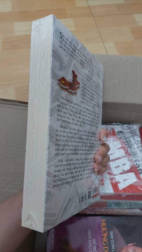Sách bọc chắc chắn, ship nhanh dã man ạ, chưa kể là giá thành rẻ hơn rất nhìu so vớ các nhà sách khác và sàn thương mại điện tử khác nữa ạ 🥰
