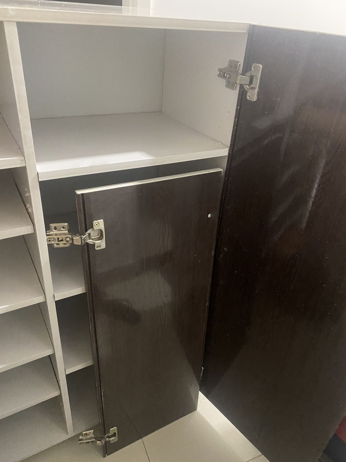 Shop giao cho khách khi mở ra các kệ bị rớt ra,mình đã gắn lại,còn cánh cửa cửa ốc vít rớt ra như hình,mình đã gọi liền cho giao hàng để quay lại xem tình trạng,giao hàng bảo ko sửa được nên chở về để đổi cái mới,giờ chở về rồi shop đỗ lỗi cho mình do mình ghịt ra nên hư,mình sức con gái sao ghịch văng ốc ra như vậy được,shop không 1 lời xin lỗi còn đỗ thừa khách,dịch vụ quá tệ,sản phẩm lỗi thì xin lỗi khách 1 tiếng,mình tin tưởng tiki nên hay mua đồ trên đây,giờ tình trạng này mình ko dám mua trên tiki nữa,shop nếu không đổi cái mới và không hoàn tiện lại cho mình thì mang lại tủ hư này trả lại mình,đừng im lạng coi thường khách hàng như vậy nhé shop