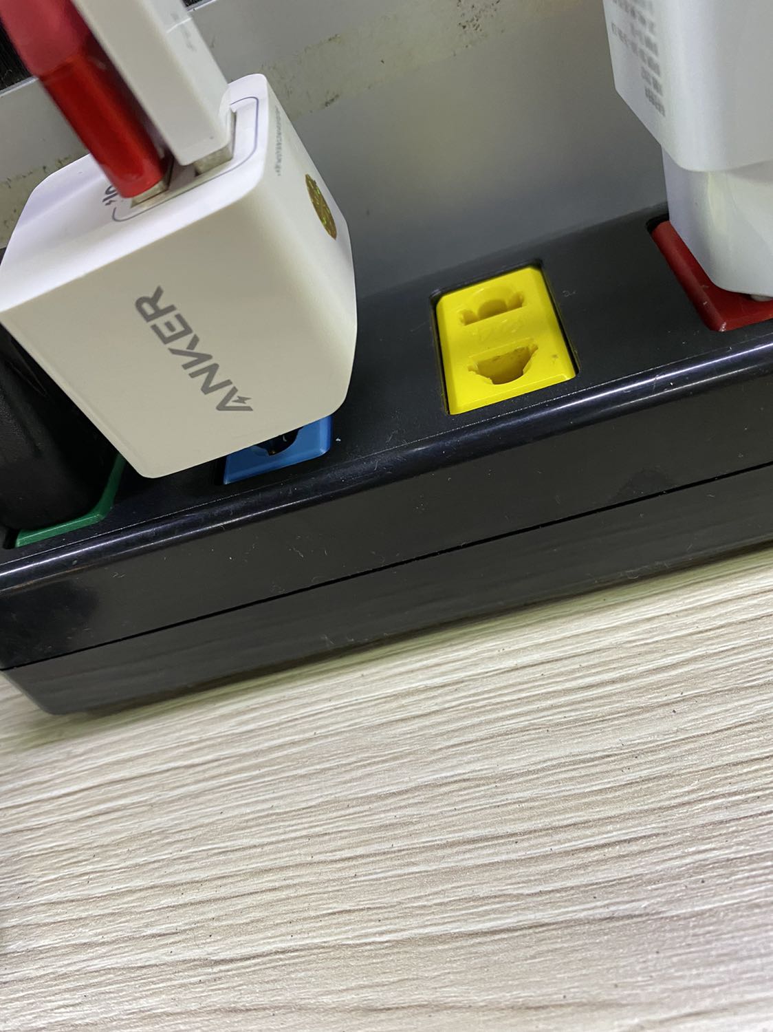 Dây đồng khá nông, gần miệng ổ cắm.
Hai ổ ở giữa cắm các kiểu không khớp được. *** với cục sạc đt và sạc laptop và dây quạt (đủ cả chân bẹt và chân tròn).