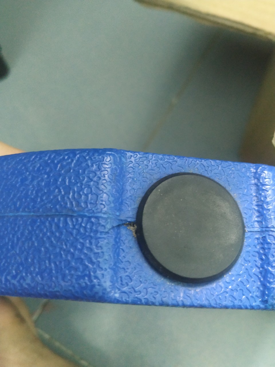 1. Giao hàng không đúng như mô tả. Mô tả là 4x1,25kg, 4x1,5kg, 4x2kg nhưng giao là 4x1kg, 4x1,25kg, 4x2.5kg.
2. Giao hàng kém chất lượng, hàng cũ đã qua sử dụng. Chỉ có hàng cục đen như hình gửi là nhìn còn mới, còn 4 cục 2.5kg là hãng cũ đã qua sử dụng bị bể ở chốt cát tràn ra ngoài, bên trong toàn là cát. Không biết các cục đen kia sẽ xài được bao lâu. Mình nghĩ chắc để tạ mạnh xuống vài lần chắc bể hết nhựa và coi như tiền mất tật mang.

Với những nhà bán hàng không đúng và hàng kém chất lượng như này mình đề nghị Tiki loại bỏ để người tiêu dùng không bị mất tiền, mất thời gian nữa.