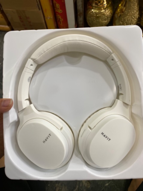 Âm thanh 5,5/10; max volume sẽ có 2 vấn đề: miếng đệm tai rung theo khá khó chịu và âm thanh bị lọt ra ngoài có khi nghe nhạc ko cần đeo để cạnh vài cm là nghe dc sương sương, khả năng riêng tư 0/10:)) pin chưa biết nghe review là dc 5-6 tiếng, điểm trừ rất lớn là dùng cổng micro usb để sạc vừa lỗi thời vừa bất tiện, còn vụ gập lại được thấy hơi sợ, sợ gãy chốt gập, thôi khoảng giá 350k vậy là đúng với tiền bỏ ra, giờ chưa có nhu cầu cao đeo headphone, sau này quất tai Sony sau:3
còn shop đóng gói hàng rất oke nhe, cảm ơn shop thêm vì gói cà phê tặng kèm :V