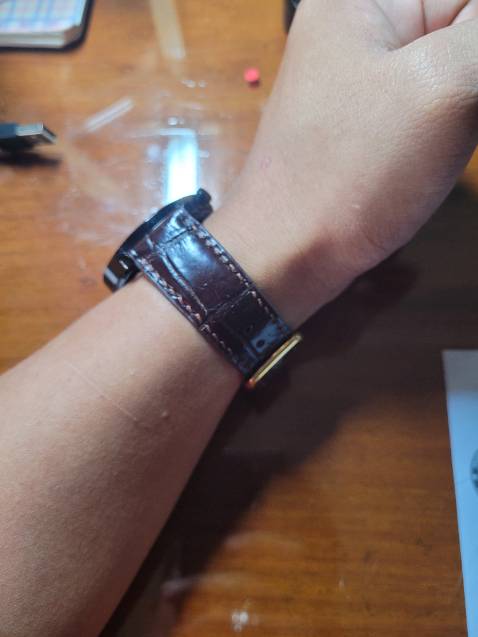 Dây da mềm, chuẩn size. Đường chỉ may chắc chắn, đều, đẹp. Được tặng kèm cây mở cùng 2 khóa dự phòng. Đóng hộp sang trọng. Hàng da Bụi chuẩn đẹp