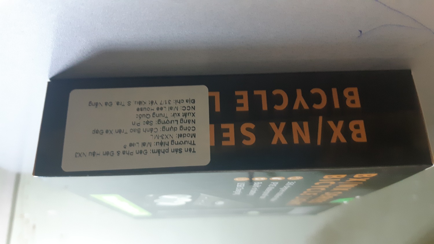 - Rất ưng ý. Giao hàng nhanh, đóng gói tốt. 
- Đèn chính trước nhìn cực cool. Liền lạc. Nút nhấn chế độ có dán tấm kim loại nhỏ bấm mát tay :) 
- Nhìn bên ngoài sản phẩm chống nước tốt.
- Bát gắn chặt. Đèn có thể xuay 360 độ theo phương ngang.
- Bật max sáng thân đèn nhiệt độ hơi ấm nhẹ. Đèn sáng tỏa tốt
- Độ sáng đèn hơi yếu . Độ sáng thực tối đa khoảng 250-300 lumen.
- Chưa *** pin nên cũng không biết đèn max sáng bao lâu. Nhưng thời gian sáng không phải là vấn đề nếu thay 2 cục pin sạc xịn 3500mAh

- Đèn sau đi kèm cảm quan chống nước tốt. Chất lượng tốt. Độ sáng cao, nhiều chế độ chớp

Kết luận :
Sản phẩm chất lượng, đèn trước độ sáng hơi yếu nhưng rất rất đáng mua trong tầm giá. tiền.