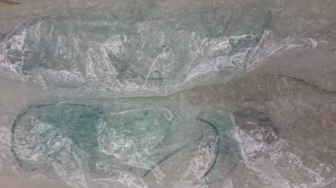 Chai thiết kế hơi thô và hơi sần xùi không đều nhau, loại thủy tinh hơi đục chứ không trong lắm.... đặt 10 chai bị vỡ hết 3 chai trong quá trình vận chuyển : (