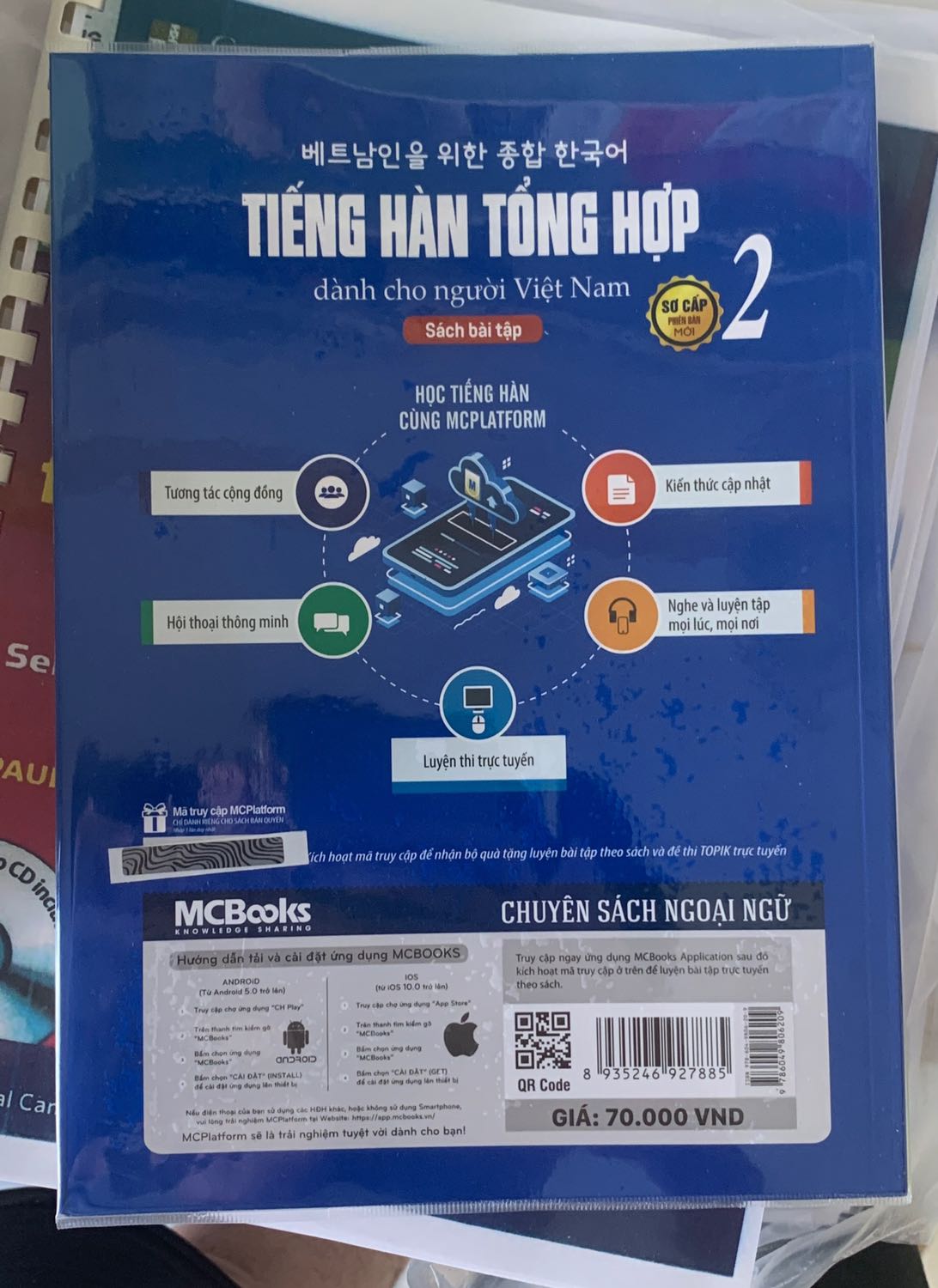 Sách được bọc Bookcare rất cẩn thận, gáy và mép còn nguyên, không bị lỗi in và nhìn rất mới nữa! Mình cứ tưởng đến tuần sau mới có sách mà ai dè Tiki giao nhanh quá trời nhanh luôn!