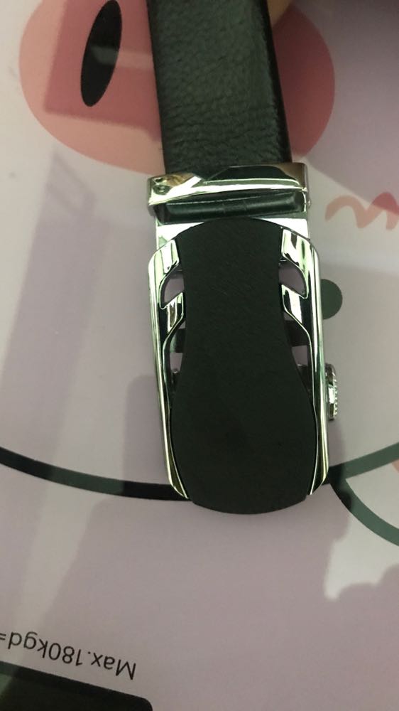 Hàng đúng như mô tả. Thắt lưng rất đẹp. Dễ phối đồ dùng cho quần vải hay quần jean cũng ok. Dây da dài nên bụng mình gần 100 đeo vẫn ok. Da mềm bóng và đẹp. Mình rất hài lòng về chất lượng sản phẩm. Khoá cũng rất dễ đeo koeeur thiết kế tiện lợi. Shop bán hàng uy tín, chất lượng tốt. Cảm ơn shop.