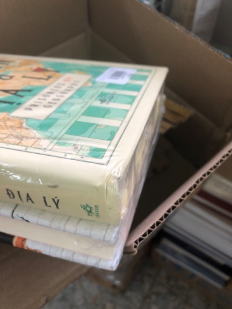 Vừa mua combo 2c này xong, mở ra thì góc gáy dập nát thế này, vậy mà cũng giao cho khách được, bán hàng quá ẩu vậy Tiki :(