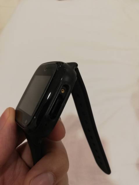 Máy chạy tốt. Nhưng chỗ thẻ sim bị lộ (xem hình). Nhìn như cứ thiếu thiếu một nắp đậy cao su. Shop kiểm tra lại giúp thì xin rất cảm ơn.