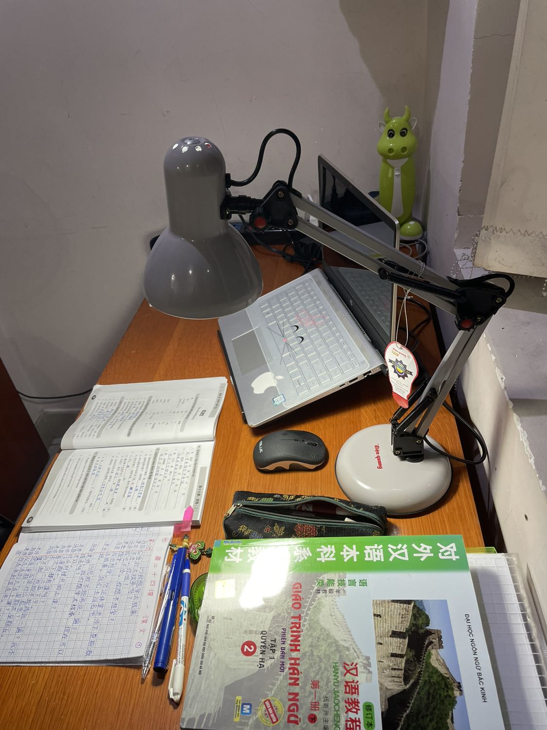 Giá đèn so với chất lượng là rất ok!
Điện Quang không làm cho bạn thất vọng là có thật!
Đèn có khớp nối linh hoạt có thể dễ dàng điều chỉnh độ cao và vùng chiếu sáng của đèn! Ánh sáng dịu mắt thì chắc là có khả năng chống cận rồi.
Nói chung trong muôn vàn loại đèn và giá cả thì với giá này mua chiếc đèn này là quá ok!
Recommend cho mọi người mua ạ!