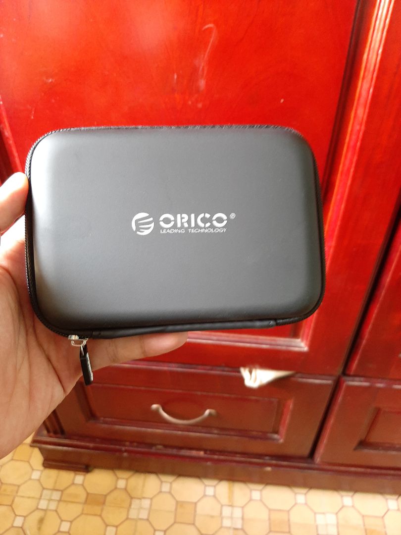 TiKi giao hàng nhanh, trước dự kiến 2 ngày. Hộp vỏ nhựa cứng, bên trong chứa được 1 cục sạc dự phòng và mấy món như trong hình. Với giá 50k thì đây là sản phẩm khá tiện dụng. Cảm ơn TiKi