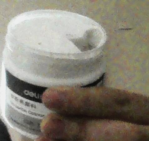 Màu sáng và khá mịn, pha màu rất tốt, màu nhìn đẹp mắt, dính lên quần áo vẫn có thể dùng nước rửa, giao hàng tuy hơi lâu nhưng đóng gói rất chắc chắn, không sợ bị bể trên trên đường vận chuyển nhé, mình thích màu của Deli nên là năm sao