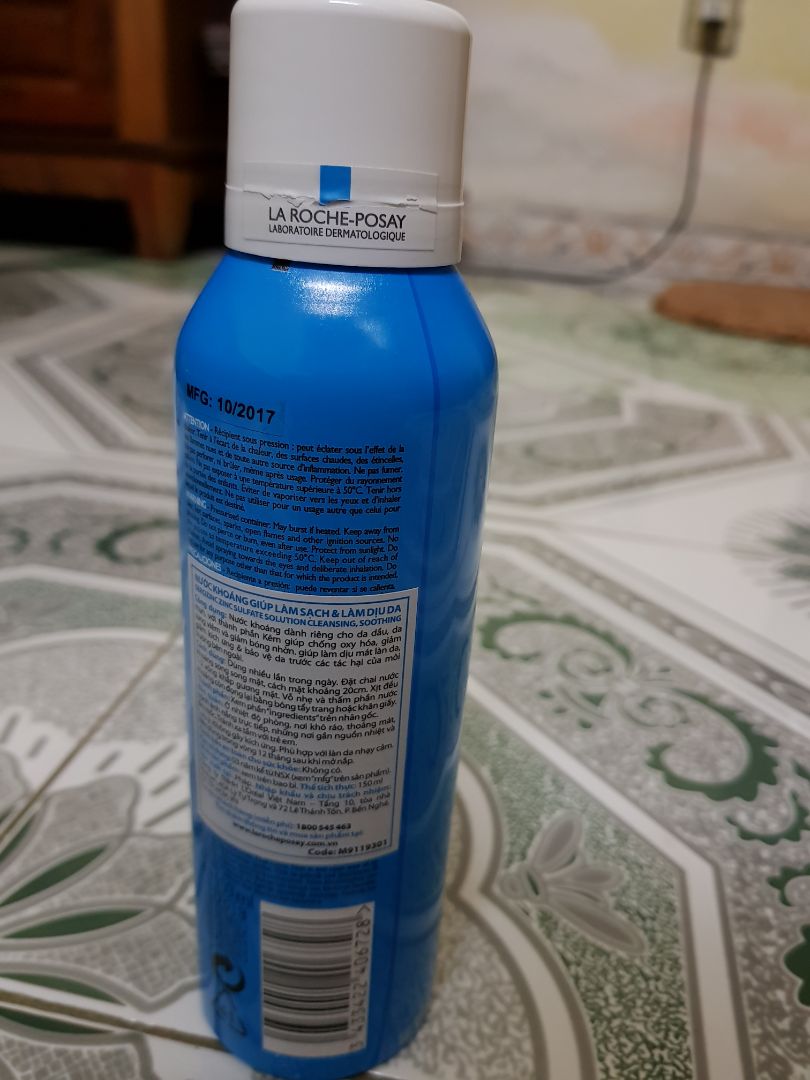 Đây là lần đầu đặt mua mỹ phẩm qua tiki và quyết định là lần cuối. Chai xịt khoáng đã bị mở nắp, rách tem bảo đảm. 1 trong 2 gói sample được sản xuất từ tháng 3/2016, đến 3/2019 là hết hạn, là mẫu cũ không giống hình gói sample tặng kèm trong ảnh. Lúc nhận hàng mình cũng yêu cầu check nhưng không mở nilon bọc ra mà chỉ để ý bên ngoài xem có bị vỡ hay chảy nước không. Mình mua cùng 1 gói mặt nạ khác thì bao gói rất tốt. Nhưng mua hàng kiểu 50/50 thế này mình chắc chắn sẽ không mua hàng qua tiki nữa.