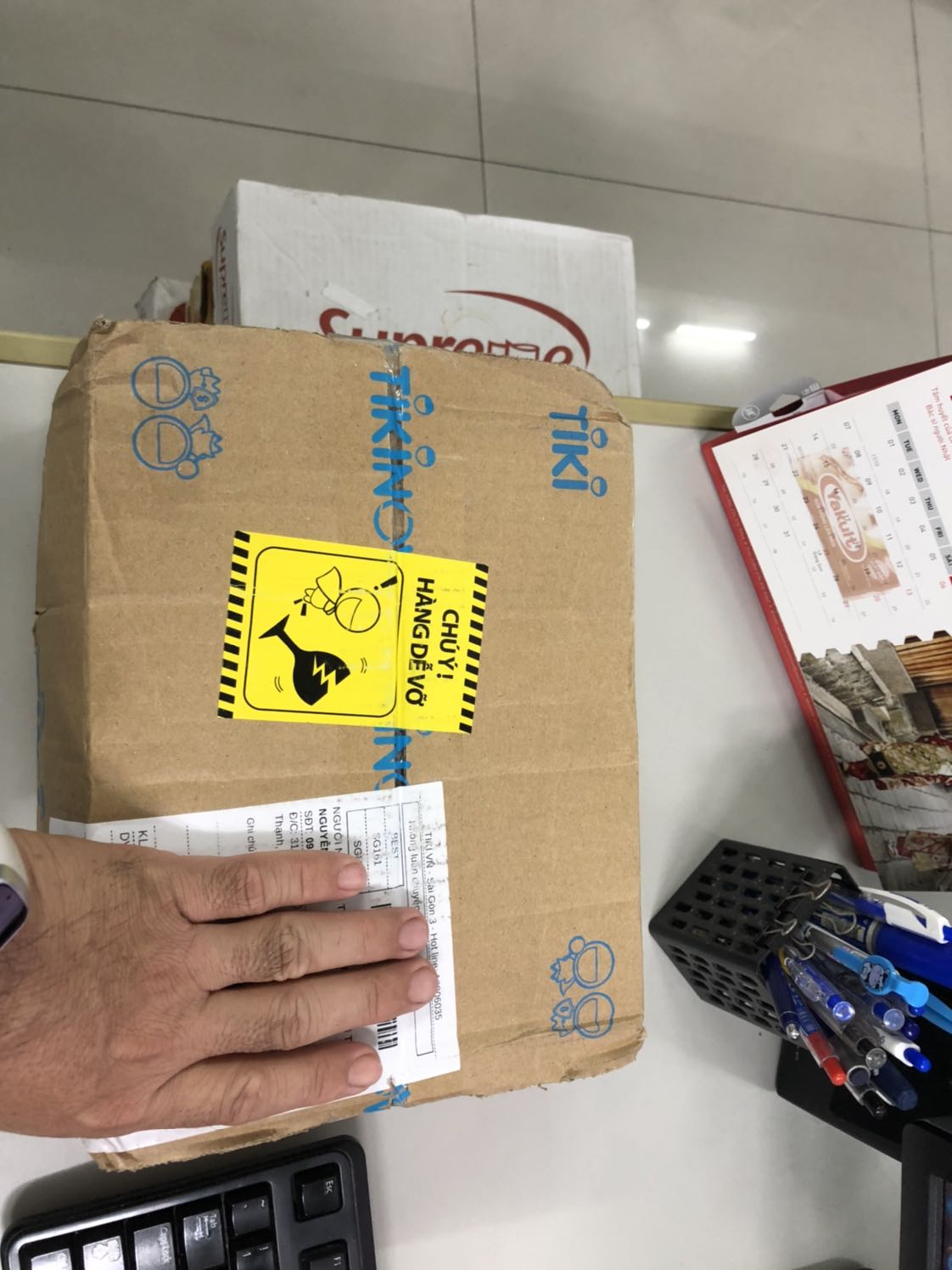 Mới nhận hàng xong, date còn rất dài nên yên tâm
Trên trang để có quà tặng nhưng mọi người lưu ý  nhớ kiểm tra trong giỏ hàng có kèm quà tặng thì mới có còn ko kèm trong giỏ hàng là ko có đâu nhé. 
Tiki để thông tin zậy mà ko có mà tặng kèm theo 
Mình đánh giá 3 sao là do tiki để thông tin mập mờ làm người mua hiểu nhằm.