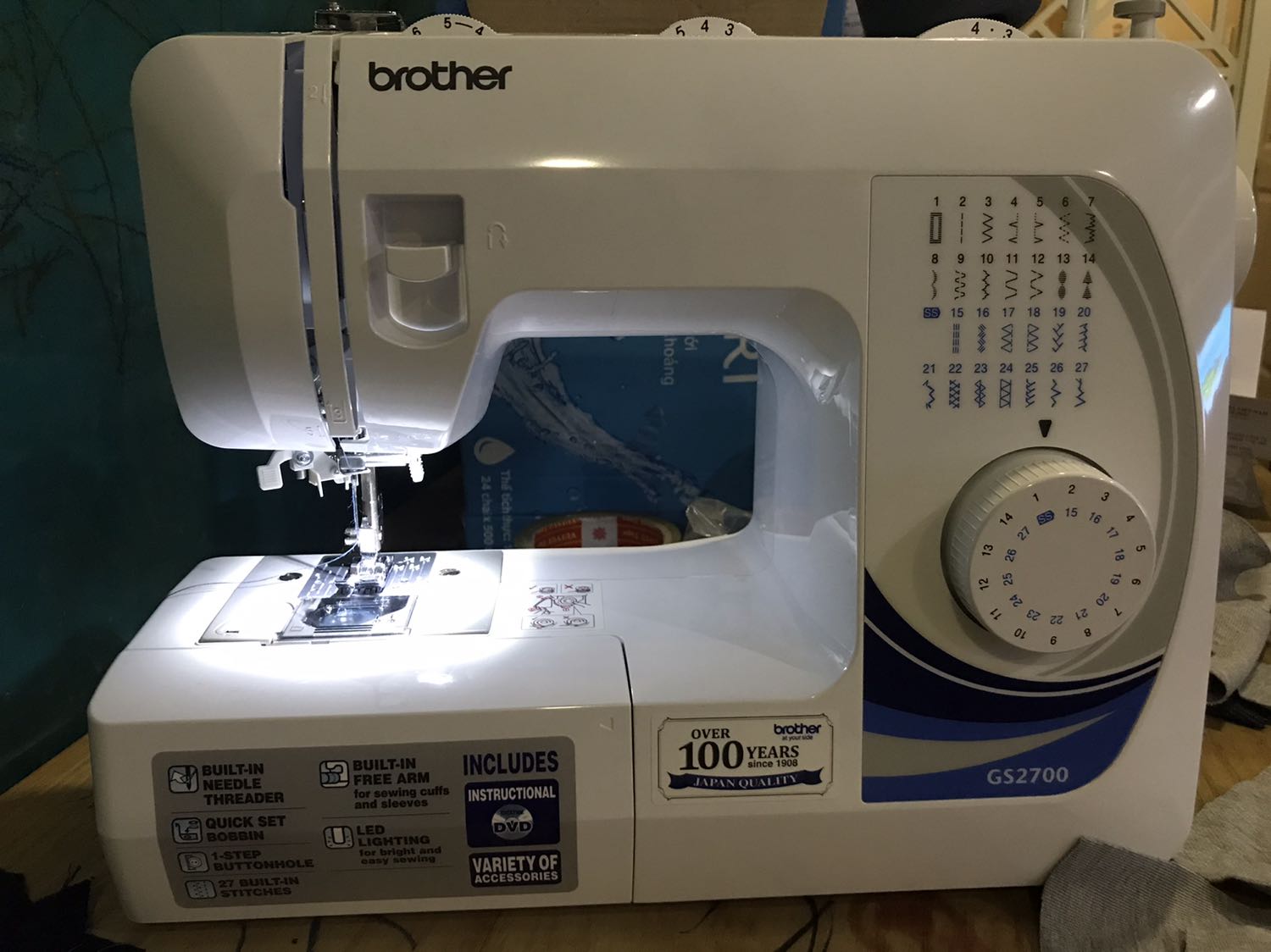 Mua về ưng nhất là cái màu trắng xanh, dễ sử dụng, không biết gì là lên gg hướng dẫn cách sử dụng, vải mỏng , vải thun là khó may nhưng chọn chỉ thưa thì may ok. Nói chung dành cho các bạn may gia đình và tập may rất ổn.