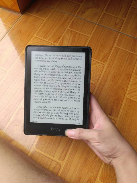 Hàng tốt, đúng mô tả, quà tặng đầy đủ. Đây là lần đầu tiên mình sử dụng kindle trải nghiệm quá tuyệt khi mình có thể vừa nằm trên giường vừa đọc được sách, shop cũng tặng cho một cái bao da nữa, mình trừ 1 sao vì bên ship chậm mất một ngày. Hàng tốt, đúng mô tả, quà tặng đầy đủ. Đây là lần đầu tiên mình sử dụng kindle trải nghiệm quá tuyệt khi mình có thể vừa nằm trên giường vừa đọc được sách, shop cũng tặng cho một cái bao da nữa, mình trừ 1 sao vì bên ship chậm mất một ngày.