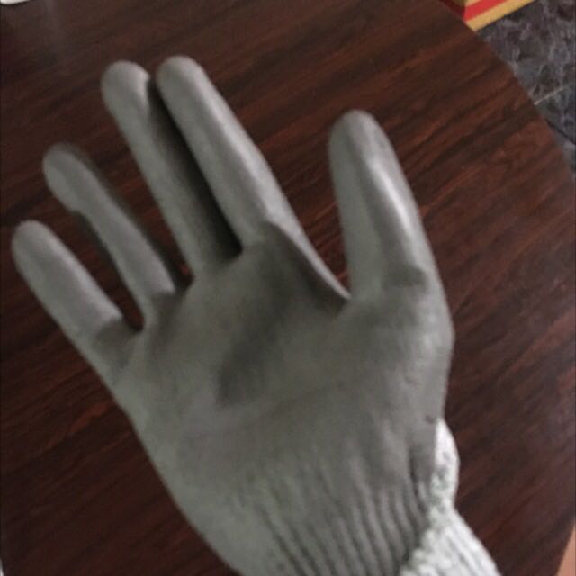 Găng tay mới nhìn thì có vẻ nhỏ, nhưng mang vào thì độ co giãn khá vừa vặn.
Đã thử cắt với một số thiết bị trong nhà, cảm giác được lưỡi dao, nhưng không phạm vào thêm chút nào. 
Nhìn chung là ổn!