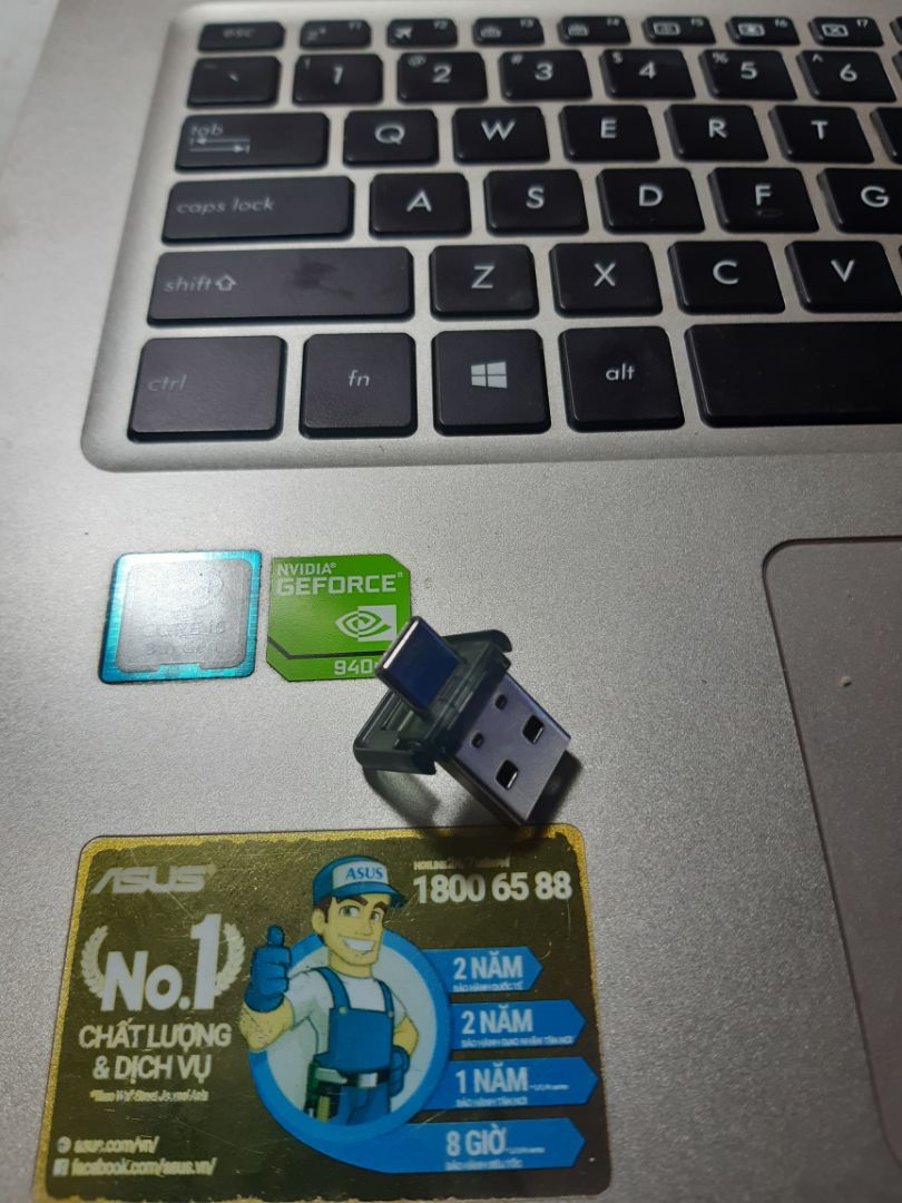 sản phẩm tốt, có 2 cổng kết nối tiện lợi. đặt biệt dòng này có bổ trợ nút tăng giảm âm lượng khi bài thuyết trình có sử dụng âm thanh. phụ kiện kèm theo là 1 cục pin