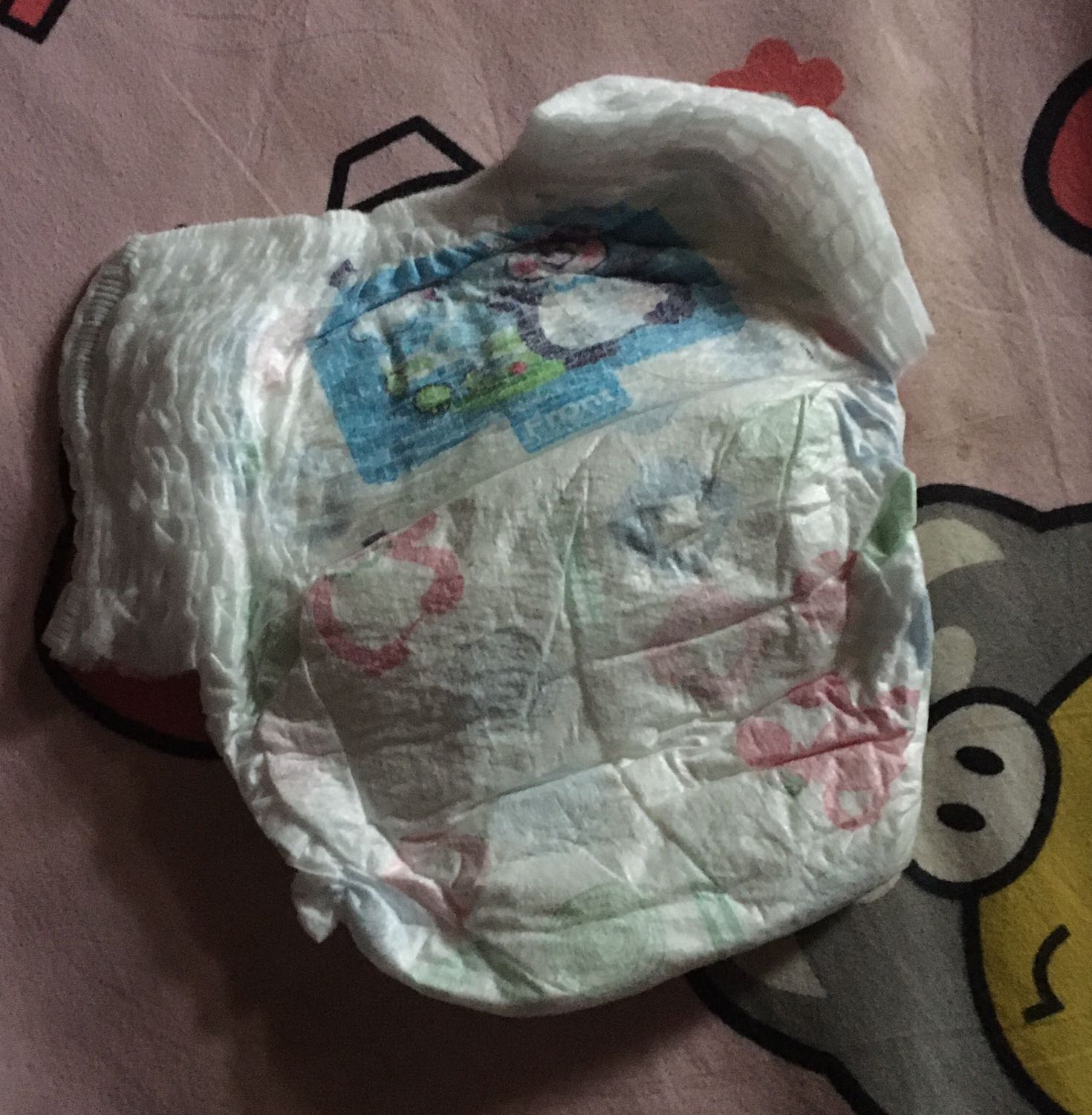 Bỉm mỏng. Thấm hút tốt. Dùng ngày ok. Đêm k trụ đk. Bé đái nhiều nên thay thường xuyên. Vì bỉm đầy bề mặt bỉm sẽ rất ướt