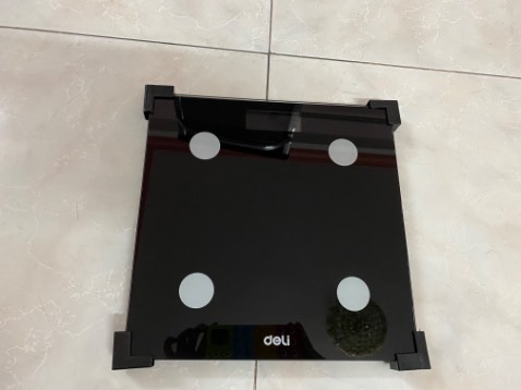 cân nhỏ gọn, thiết kế đẹp và sang trọng. Cân chuẩn ngay lần đầu tiên mà k cần thử nhìu lần, shop tặng kèm pin. Mn nên mua nhé