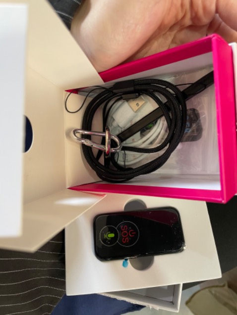 Lắp sim 4g & *** máy thì thấy sản phẩm định vị ok nha, app và hdsd tiếng Anh nên đọc hiểu cũng đơn giản. *** nghe gọi nt khẩn cấp này nọ cũng ok hết, vậy là dùng cho bé đi đâu thấy cũng yên tâm rồi. Máy có sẵn 80% pin, dùng thử cáp sạc đi kèm thấy cũng vào điện. Hy vọng pin sẽ bền.
Chỉ là expiration date tới đúng 1 năm sau khi kích hoạt, không biết đến lúc đó reset lại đc không ta?