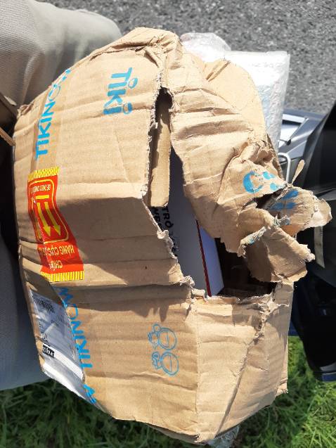 Mình là người rất yêu Sách. Mà nhìn bao bì được đóng gói như thế này. Không rõ đây là lỗi đóng gói của Tiki hay bên vận chuyển nhưng Thùng hàng bị bung ra. Sách thì bị rách trang. Đề nghị tiki thu hồi hàng hoàn tiền sản phẩm này cho mình