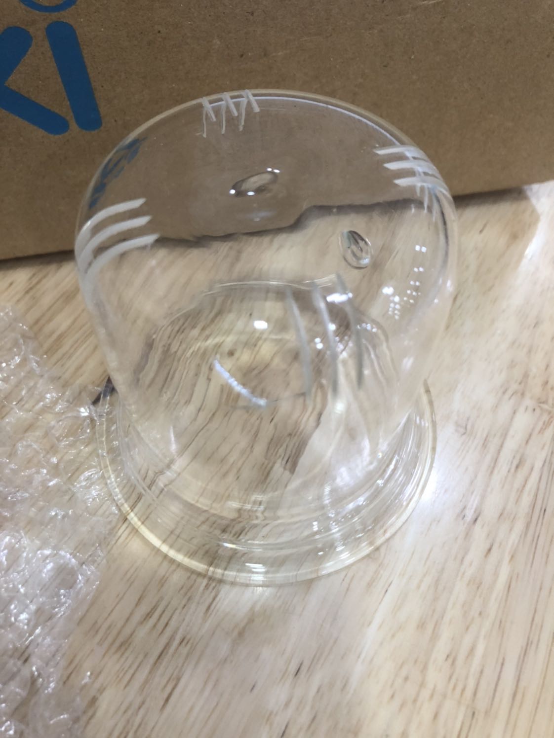 Hàng đóng gói kỹ nhưng không hiểu sao phần lõi lọc bên trong khi nhận bị nứt thế này nếu rót nước nóng vào sẽ nứt ngay. Đề nghị Tiki đổi sản phẩm. Đã mua hàng Tiki nhiều lần, đây là lần đầu tiên hàng giao bị lỗi thế này.