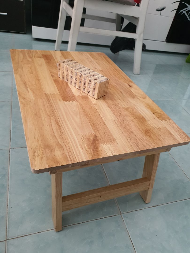 Hình thức ok, chất gỗ tạm ổn, có vẻ chắc chắn và ko bị rung lắc khi kê tay, nhìn chung hài lòng so với mức giá, vừa vặn để chuột và laptop. Mép bàn hơi thô nên mình lấy giũa móng tay cà xong là vừa đẹp.