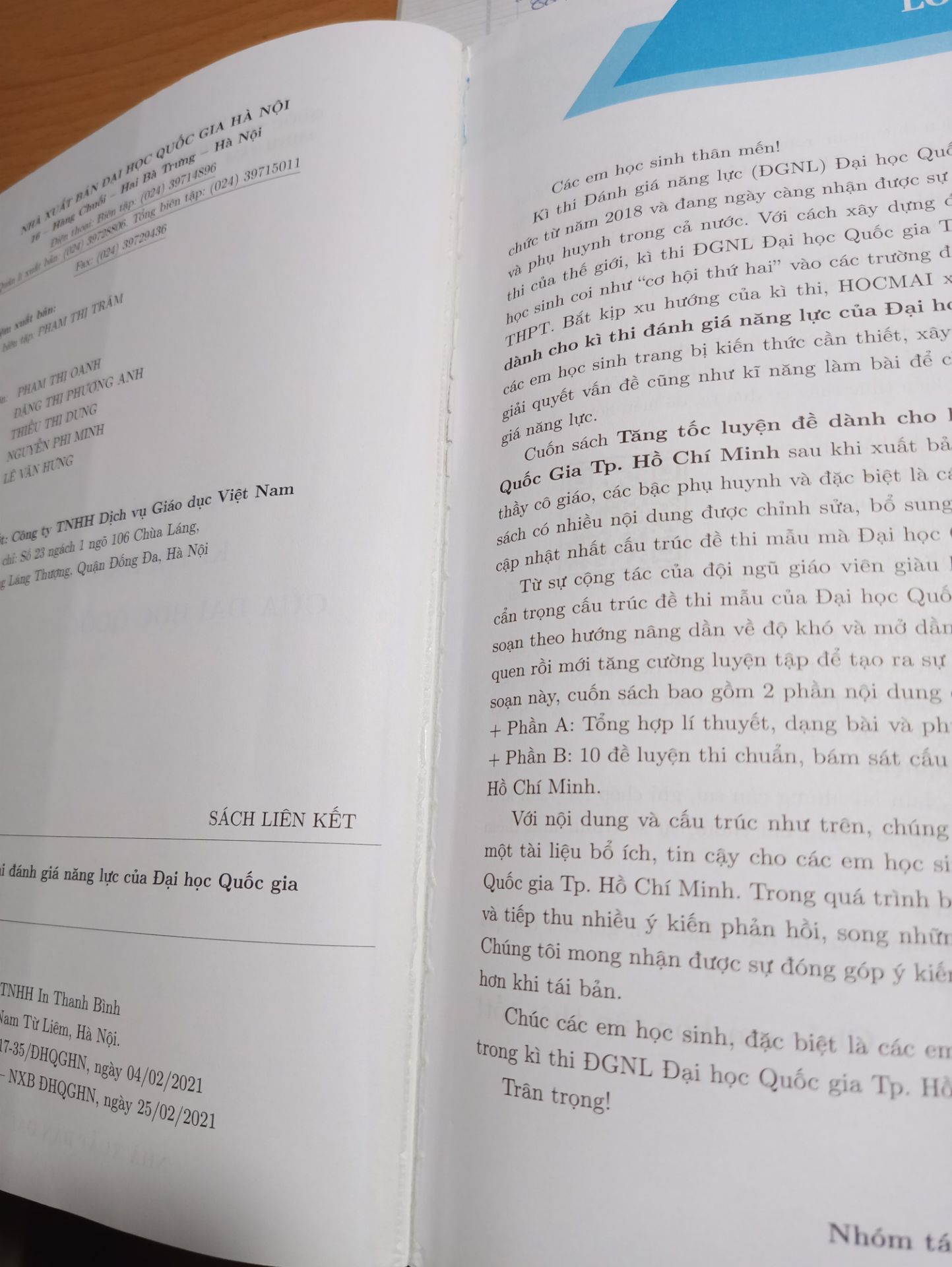 Mình thấy  sách là tổng hợp kiến thức ko nhiều như mn trông đợi đâu ạ, nên mình cần coi lại trong sách giáo khoa thêm. Sách tập trung vào bt và phương pháp giải nhiều hơn. còn phần đầu là hệ thống kiến thức thui có hướng cho mn dễ học hơn. Điều mik chán nhất là mới mùa zề mà sứt trang ra rồi, hơi móp tí tẹo nhưng mà ko sao.