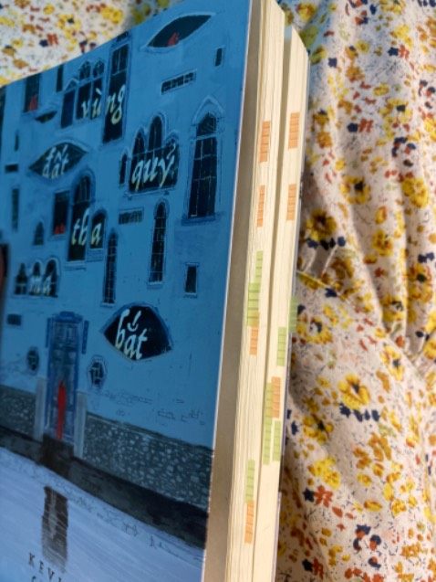 Nội dung sách hay, đọc rất cuốn và buồn, để lại cho m nhiều cảm xúc đan xen lẫn lộn.
Hình thức sách thì có nhiều lỗi, như này mình cũng k biết do bên phát hành hay do người vận chuyển nữa, sách được bọc 1 lớp túi màng bọc nilon và 1 tấm giảm sóc bìa carton