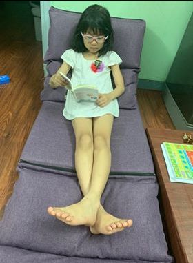 Sofa đẹp lầm do đt mình chụp hơi lệch màu thôi , chủ yếu là không cần dựa tường mà vẫn ngồi nằm thoải mái. cháu nhà rất thích luôn. quà tặng nghỉ hè là đây nhé. hợp túi  mà lại phù hợp gia đình làm quà cho bé. lợi cả đôi đường ???♥