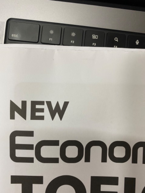 Sách mình mới nhận phần mép đầu trang của hơn 30 trang bị cắt nham nhở, và chưa rọc giấy những trang đó, và bị bẩn 1 ít. hơi thất vọng về sản phẩm