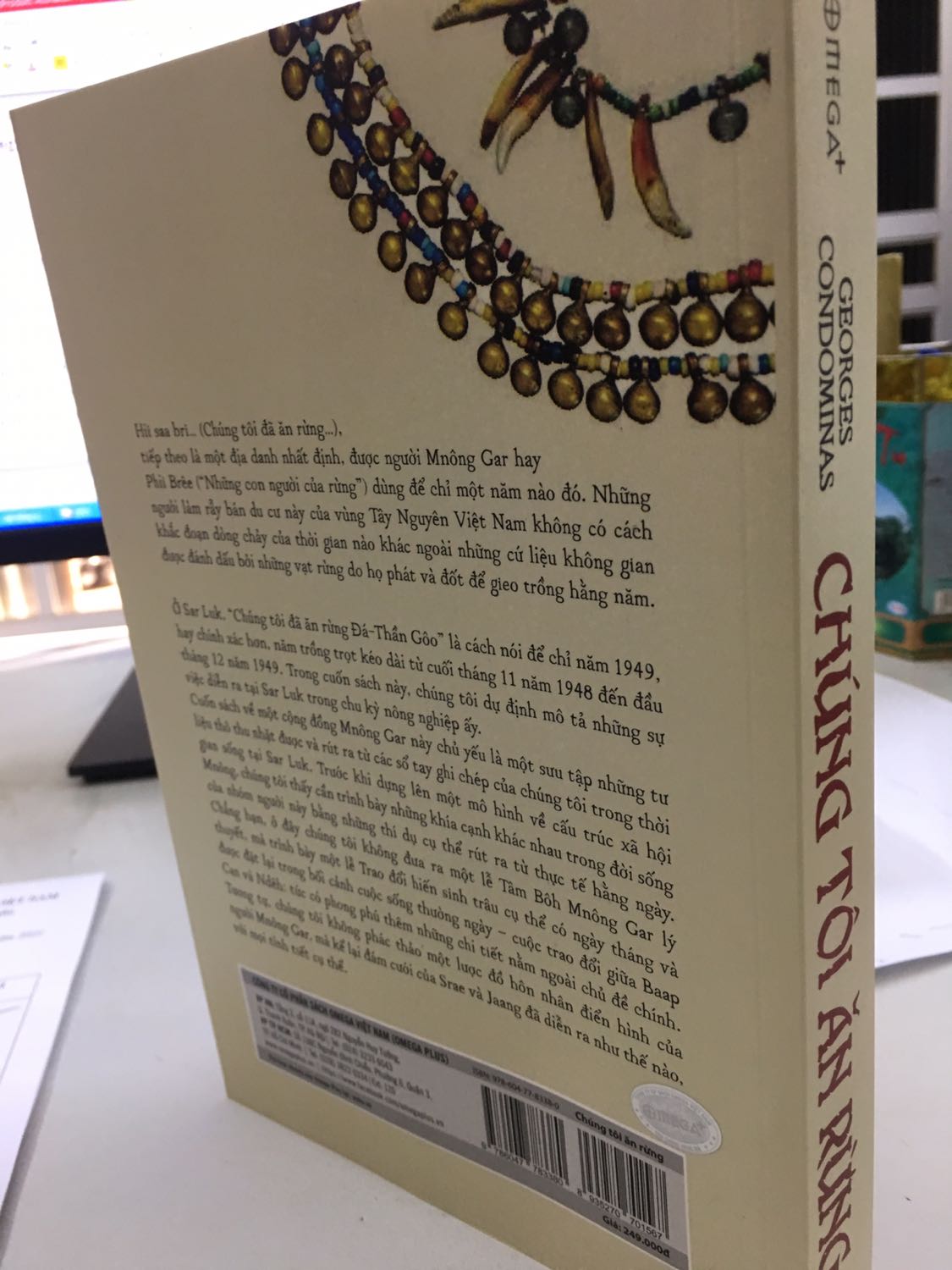 Sách rất đẹp, khổ to, giấy mầu ngà dầy dặn chống loá, bìa in chữ nổi rất ấn tượng, một cuốn sách của Georges Codominas, và bác Nguyên Ngọc hiệu đính.
Omega làm sách mảng này thật ưng ý!