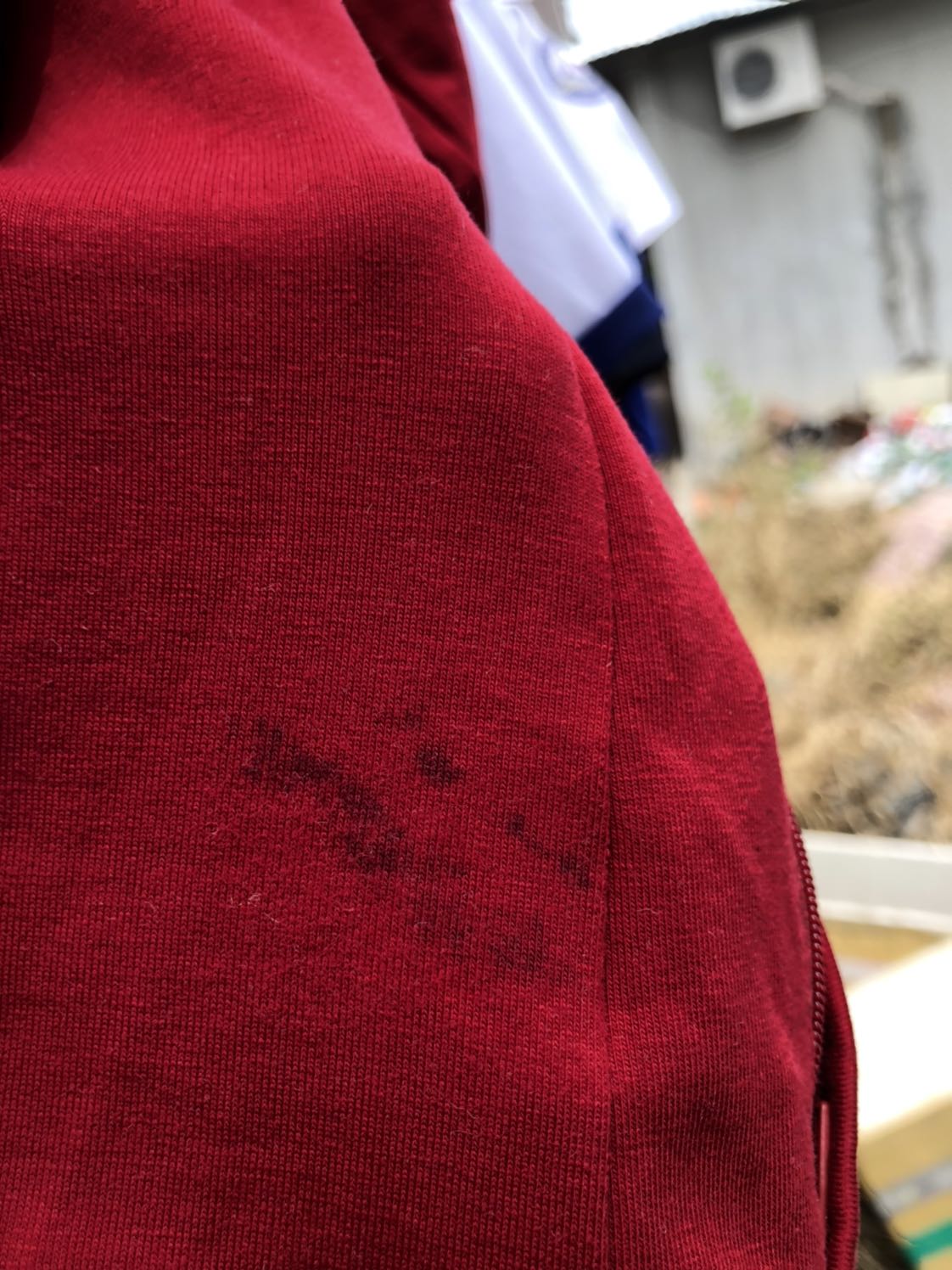 Thấy mn review áo tốt nên mìn đặt mua, ngoài chất liệu da cá khá ok thì kiểu dáng khá xấu! Thường thì áo khoác phần  bo phía dưới áo sẽ hơi nhỏ hơn phần thân áo 1 xíu để giữ dáng form áo, áo này thì phần bo áo phía dứoi lại to hơn thân áo nên mặc lên nhìn xấu, giống như kiểu quần ống loe vậy, mặc vào nhìn như áo mặc lâu và bị giãn vải ra. Phần thân áo phía sau bị dính dính chất bẩn giặt ko ra, dùng bàn chải chà mạnh cũng không ra, chỉ ra màu chỗ chà! Bỏ ra 346k để mua áo này mình thấy ko thật sự xứng đáng với giá trị, 346k là bao gồm phí ship 14k, chẳng hiểu thế nào trong khi mua hàng Tiki cứ 250k là free ship