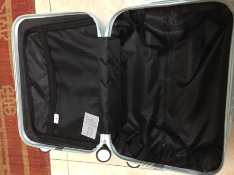 Sản phẩm đẹp thế. Kéo dễ dàng, nhẹ nhàng, êm ái. Kéo khoá cũng trơn tru. Cảm giác không dễ bẩn. Bên trong rộng sạch