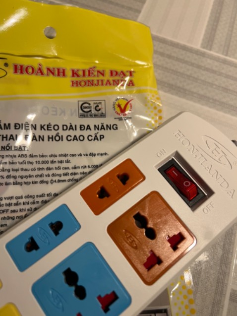 Hàng cứng cáp, chắc khỏe.
Vỏ nhựa nhẹ gắn tường thích hợp.

Hàng Việt Nam logo sao vàng hẳn hoi mà ghi xuất xứ Nhật Bản. Chắc nhãn cái tên nhãn hiệu. Trừ bớt lại một sao cho dzui