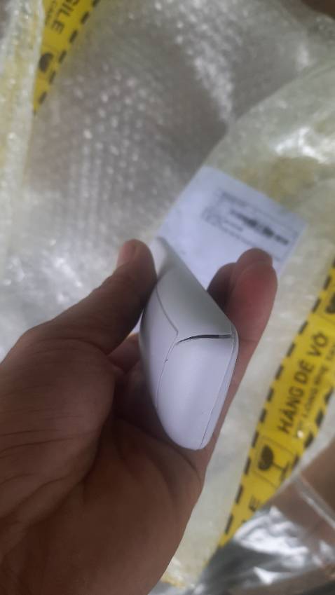 Remote bị bể ở góc, nhờ đổi lại cái remote khác